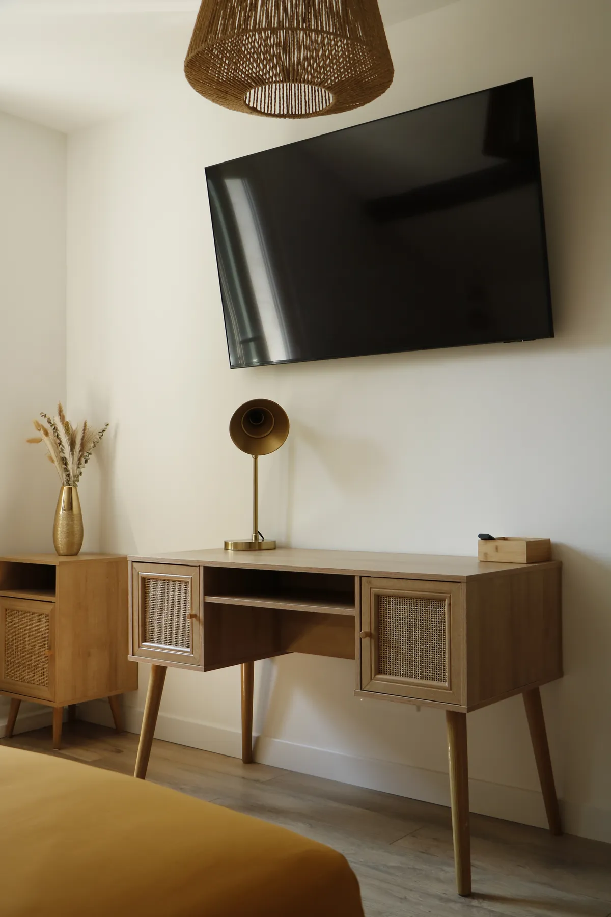 Bureau en cannage et Smart TV