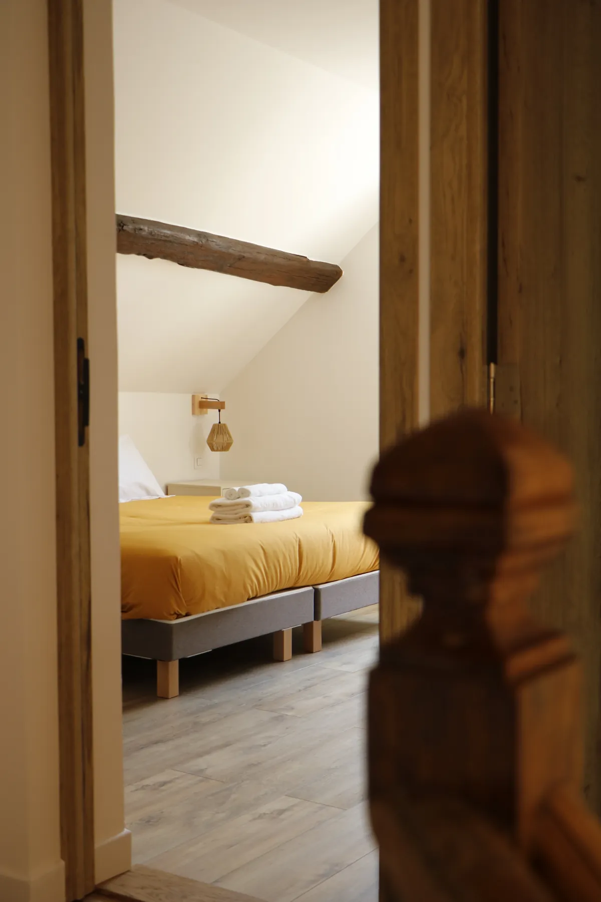 Chambre moutarde vue depuis le palier