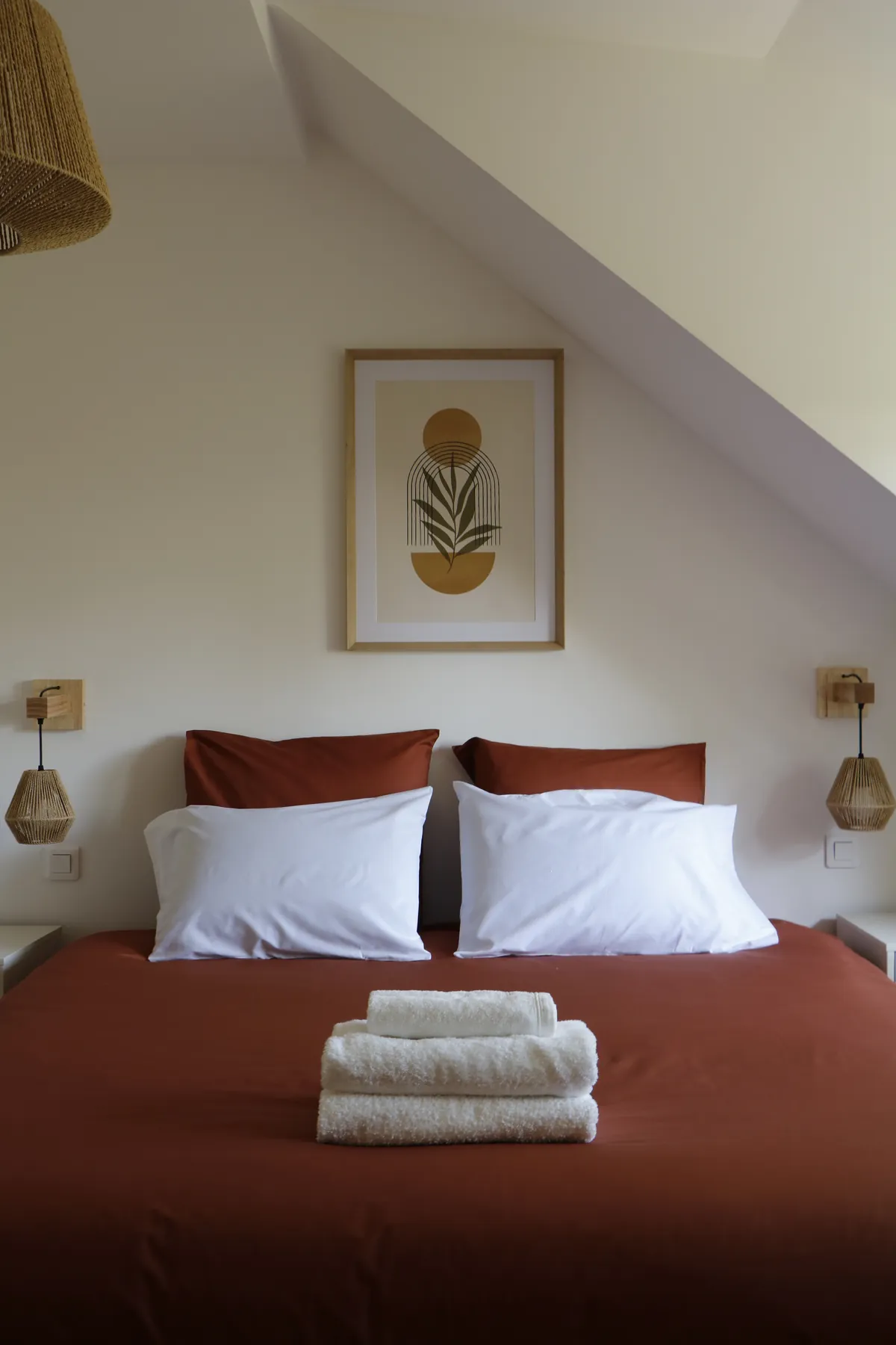 Chambre terracotta sous les combles