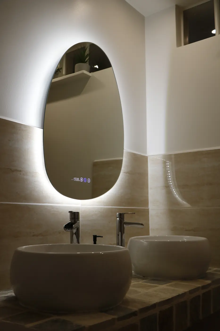 Salle de bain à double vasque et miroir lumineux