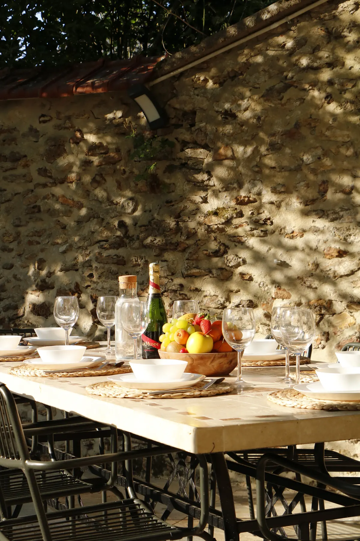 Grande table dressée dans la cour en pierre