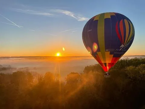 Montgolfière au lever du soleil