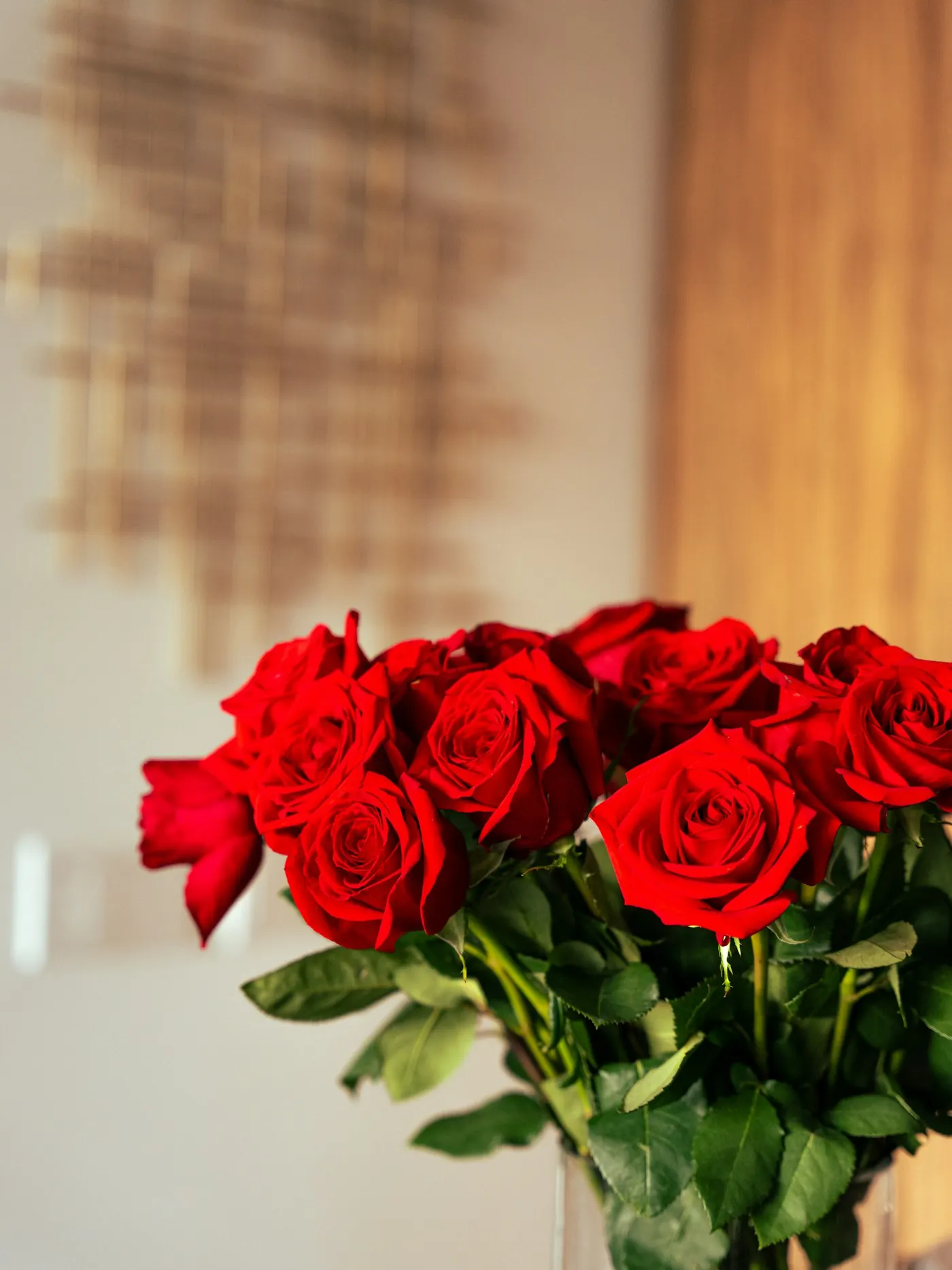 Bouquet de roses rouges dans un vase