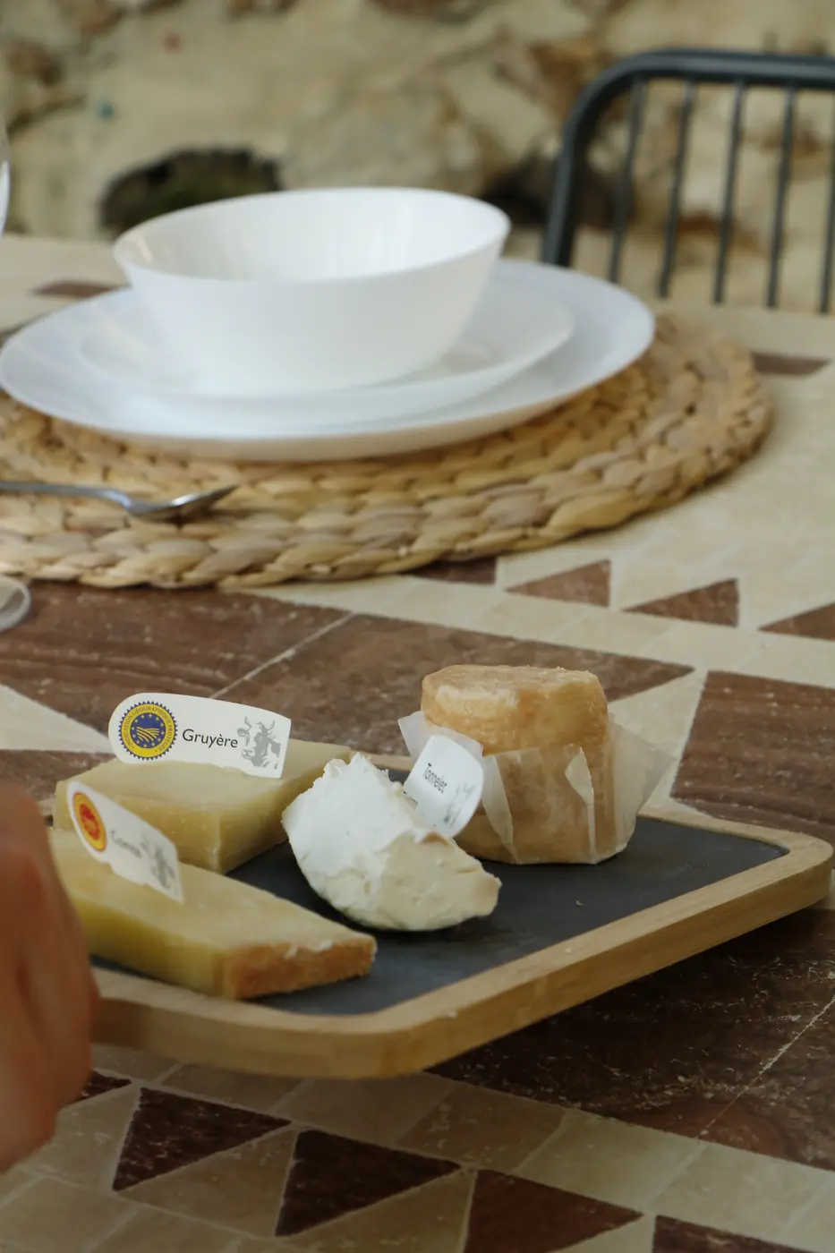 Plateau de fromages sur la table