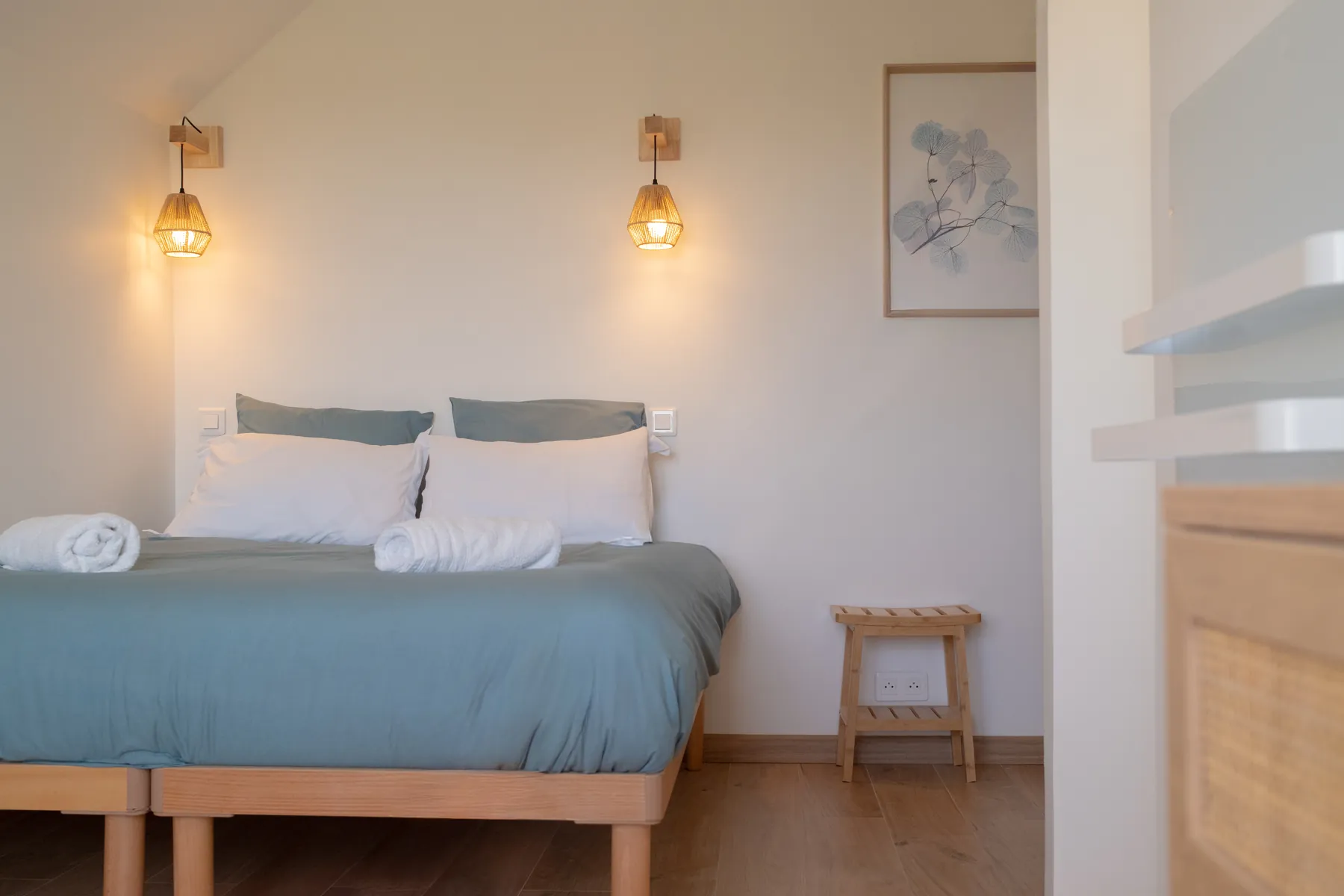 Suite bleue, appliques en corde et linge roulé