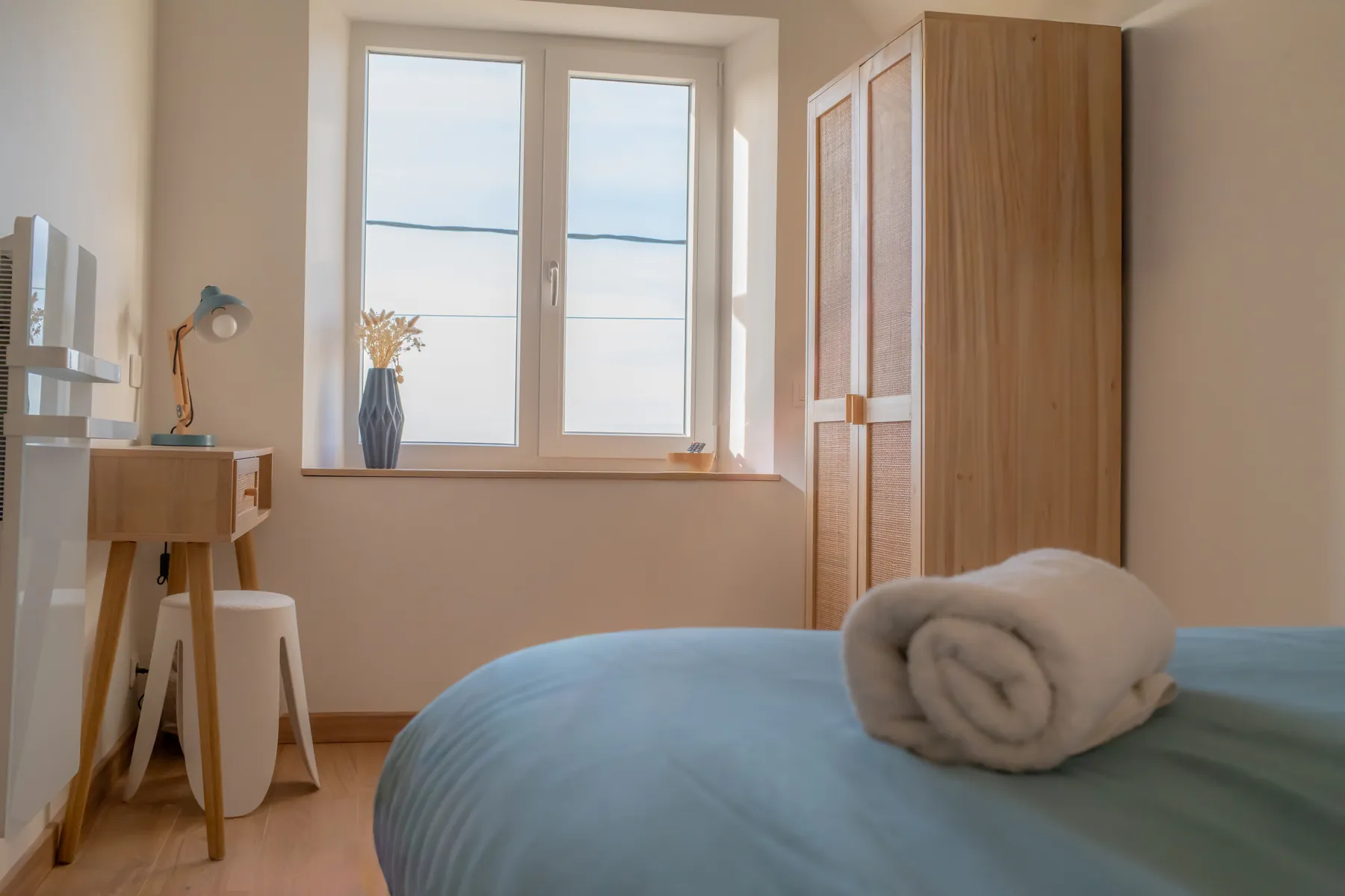 Suite lumineuse, bureau et armoire en cannage