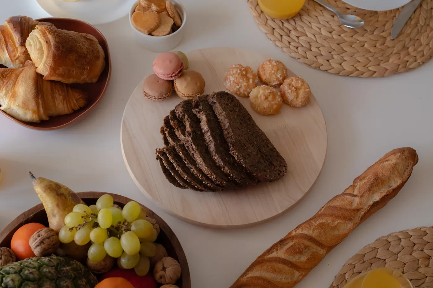 Petit-déjeuner, viennoiseries et fruits