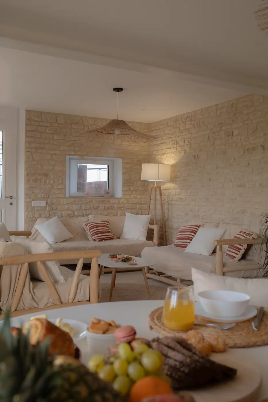 Brunch dans le séjour en pierre